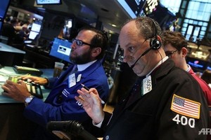 Giới đầu tư còn thận trọng, phố Wall loay hoay tìm hướng đi